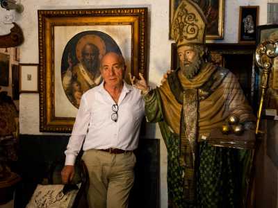 ...oltre la quale ci accoglie il proprietario 70enne Pietro Coluccia